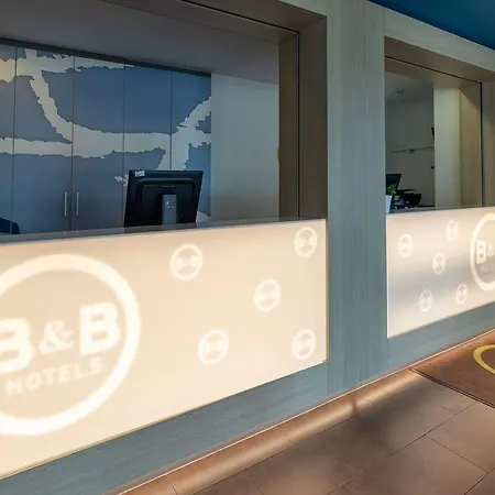 Frankfurt-hahn Airport *